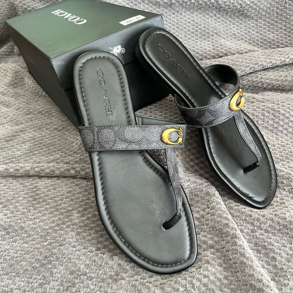 NIB! Coach SZ 10 B black leather Jessie thong sandals .